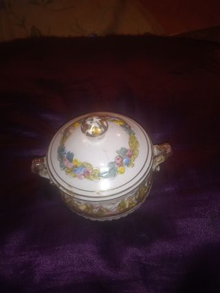 Antigua bombonera de porcelana con sello