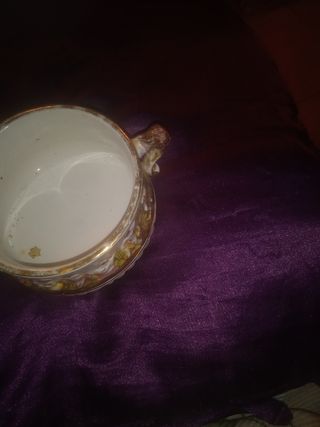 Antigua bombonera de porcelana con sello