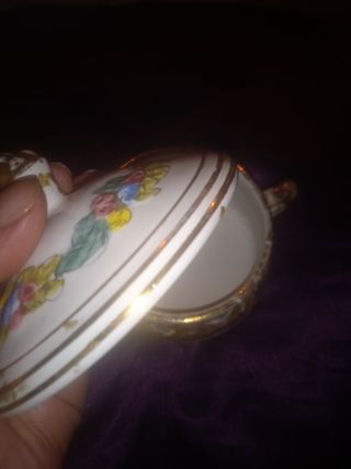 Antigua bombonera de porcelana con sello