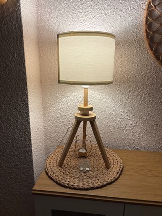 Lámpara de mesa de madera y tela