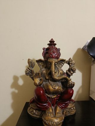 Figura de Ganesha color dorado y rojo