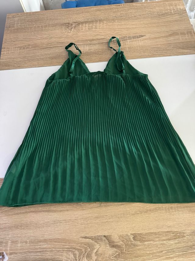 Top Calliope verde con pliegues