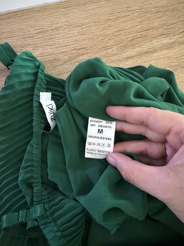 Top Calliope verde con pliegues