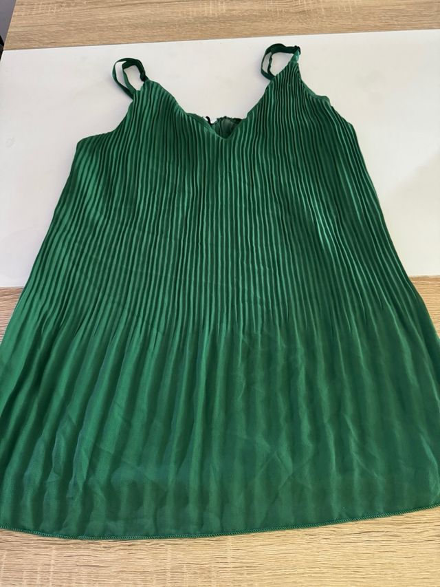 Top Calliope verde con pliegues