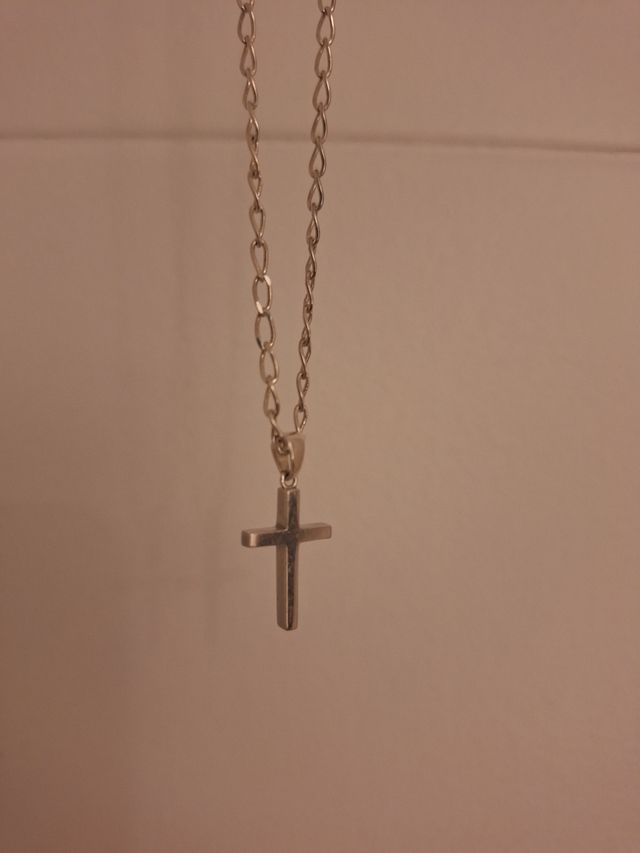 Cadena y cruz de plata