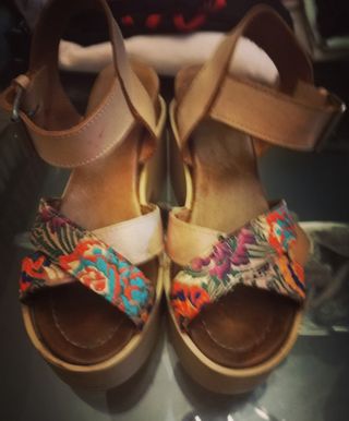 Sandalias plataforma YuuJou camel flores