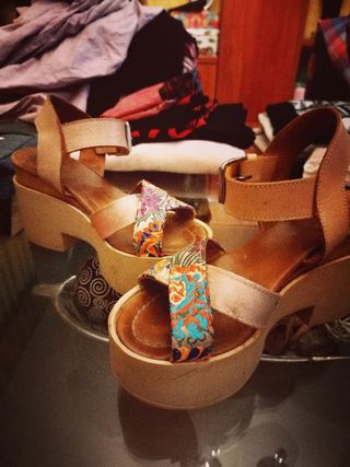 Sandalias plataforma YuuJou camel flores