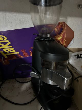2 Molinillo de café y cafetera y tácitas plato 
