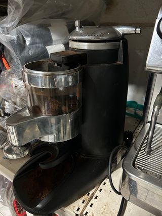 2 Molinillo de café y cafetera y tácitas plato 