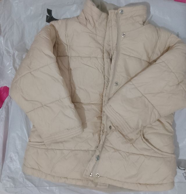 Chaqueta acolchada niña color crema
