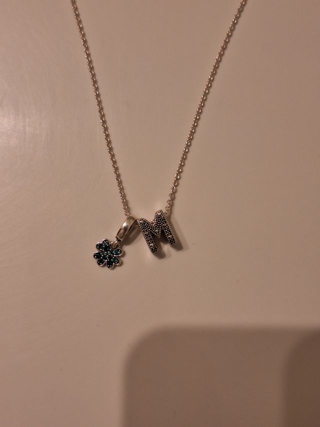 Colgante Pandora Flor con piedras verdes y Letra M