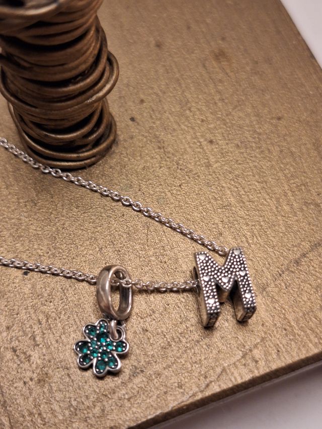 Colgante Pandora Flor con piedras verdes y Letra M
