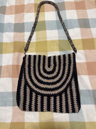 Bolso tejido a mano topo y negro