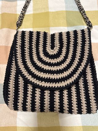 Bolso tejido a mano topo y negro