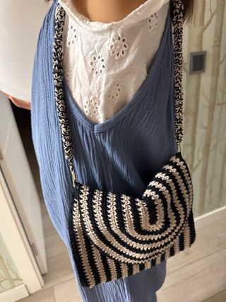 Bolso tejido a mano topo y negro
