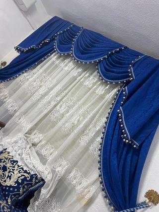 Cortinas azules y blancas con adornos