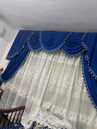 Cortinas azules y blancas con adornos