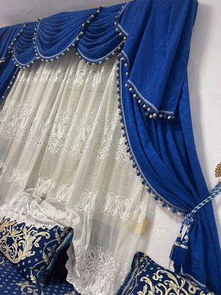 Cortinas azules y blancas con adornos