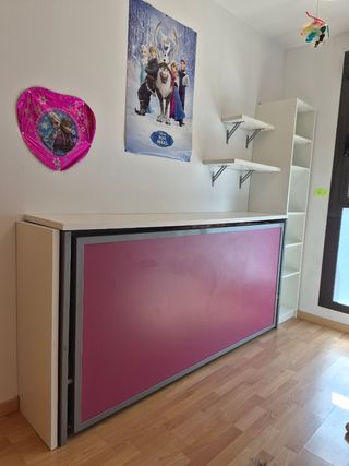 Mueble juvenil con panel rosa