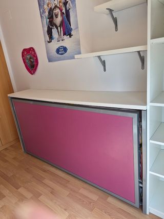 Mueble juvenil con panel rosa
