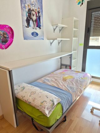 Mueble juvenil con panel rosa