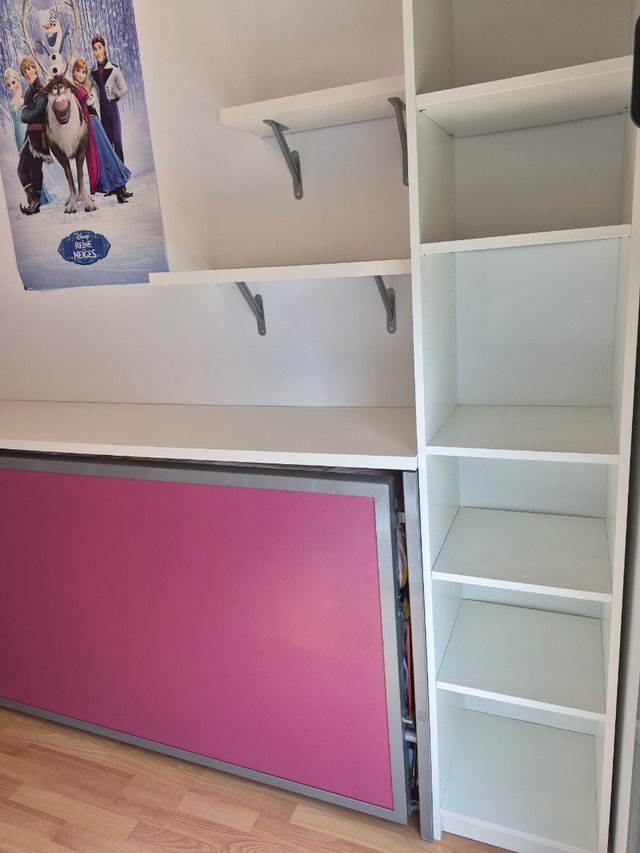 Mueble juvenil con panel rosa
