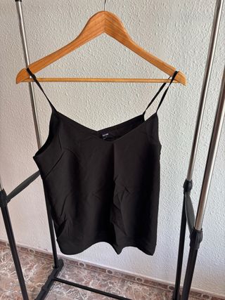 Camisa de tirantes blanca y negra
