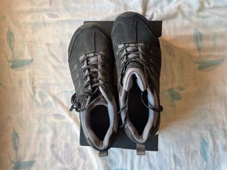 Zapatos de trabajo grises