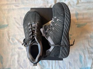 Zapatos de trabajo grises