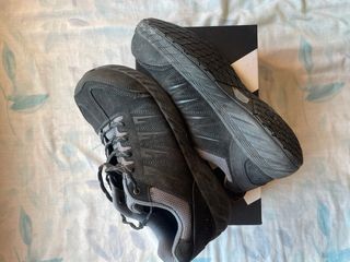Zapatos de trabajo grises