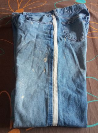 Pantalones vaqueros azules con raya blanca. T38. 