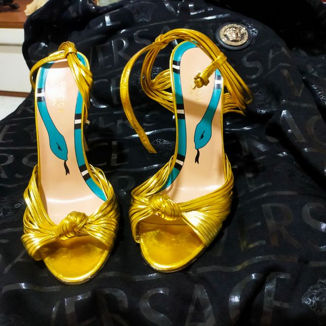 Sapatos de salto alto em ouro Gucci