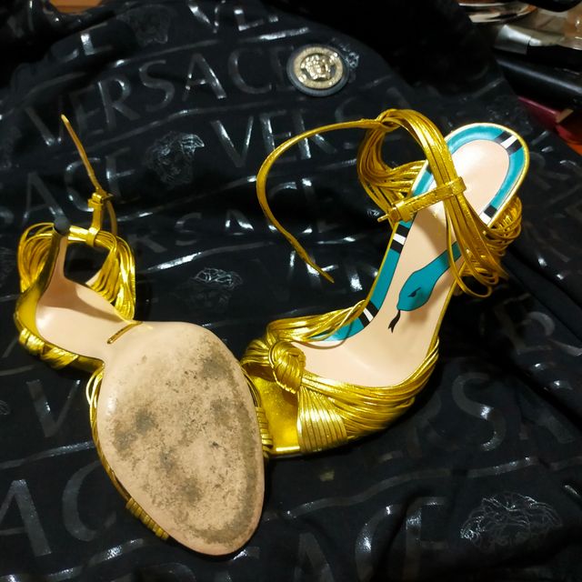 Sapatos de salto alto em ouro Gucci