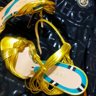 Zapatos de tacón Gucci dorados 