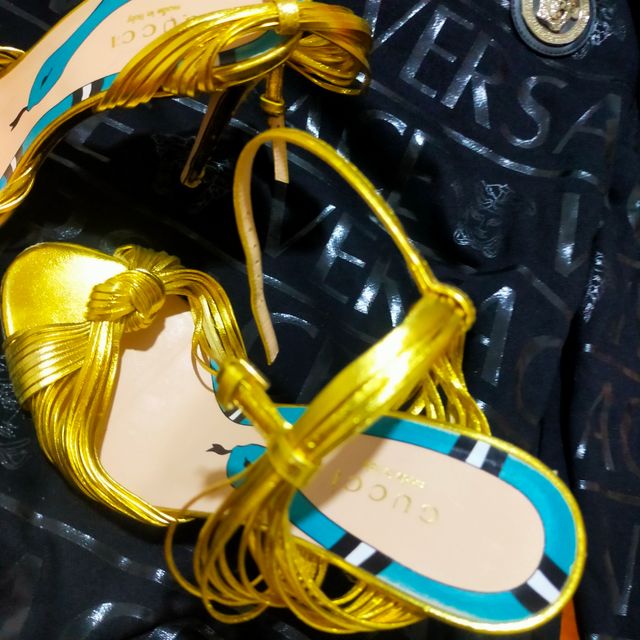 Sapatos de salto alto em ouro Gucci