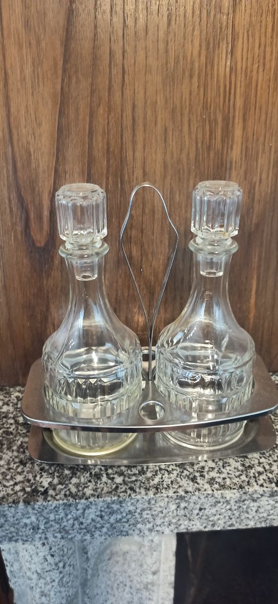Aceitera de cristal con soporte metálico