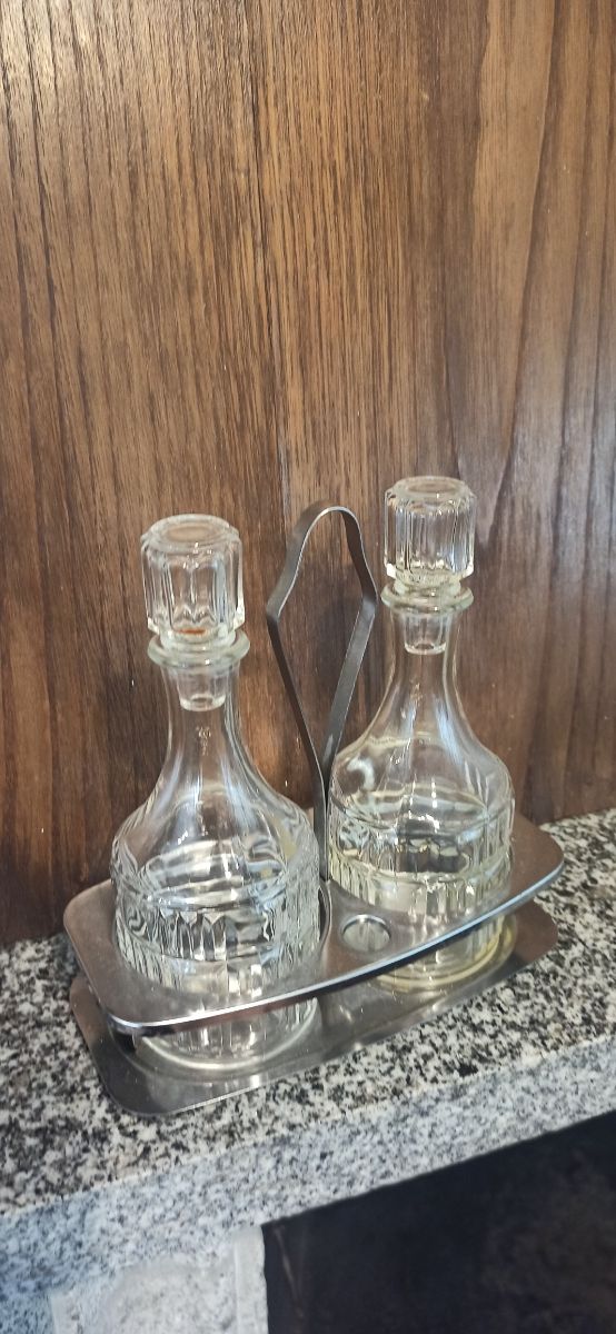 Aceitera de cristal con soporte metálico