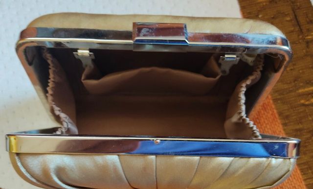 Clutch de fiesta tostado