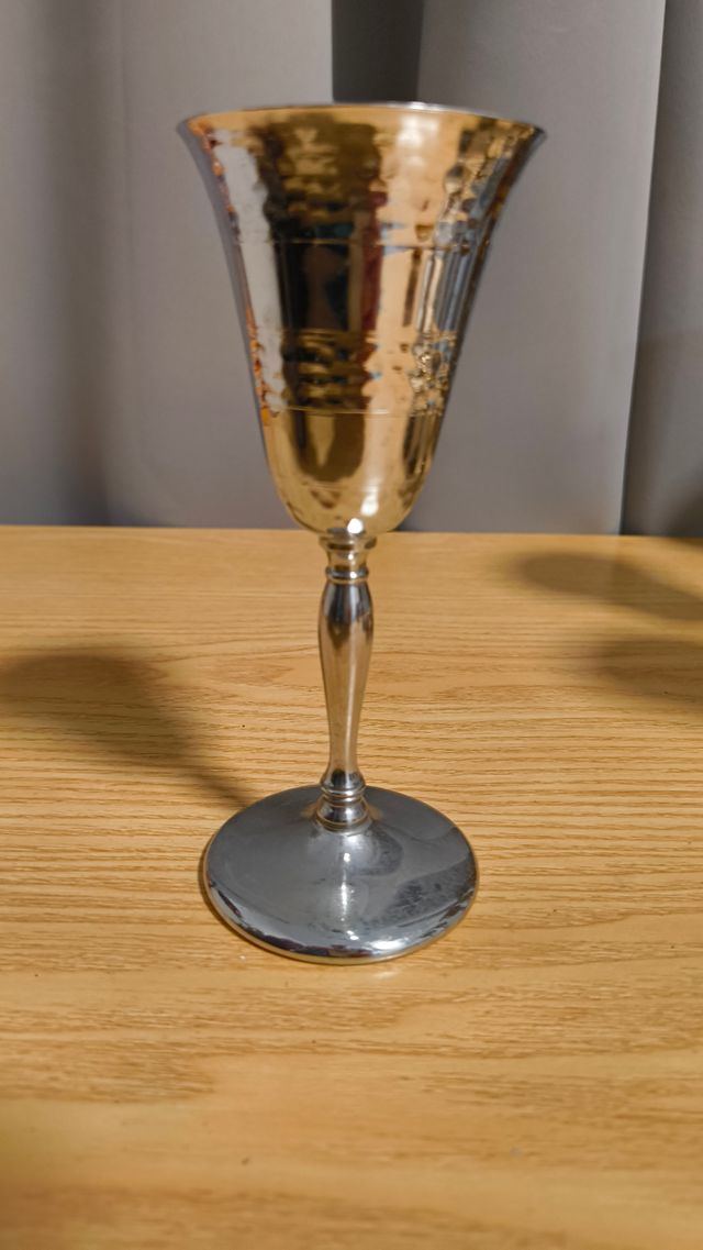 Copa de metal antigua martillada