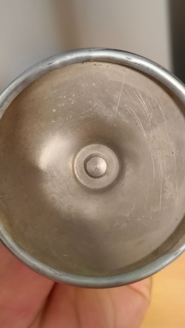 Copa de metal antigua martillada