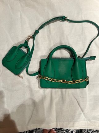 Bolso verde pequeño con cartera y cadena dorada
