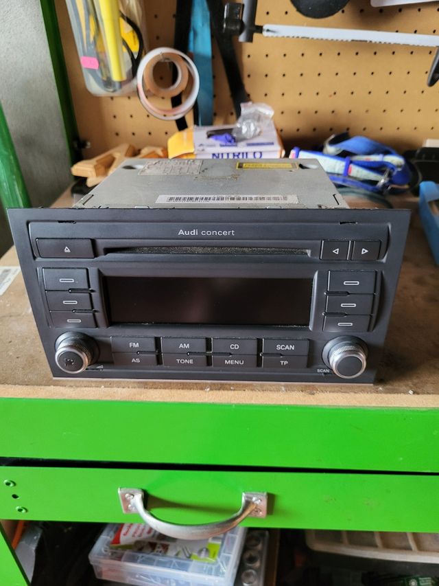 Reproductor original  CD Audi  A4 B7  ( año 2007)