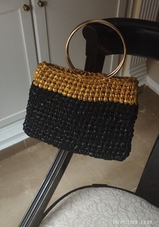 Bolso de fiesta negro y dorado a crochet