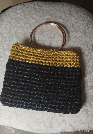 Bolso de fiesta negro y dorado a crochet