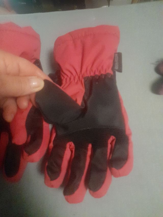 Guantes de nieve rojos y marrones