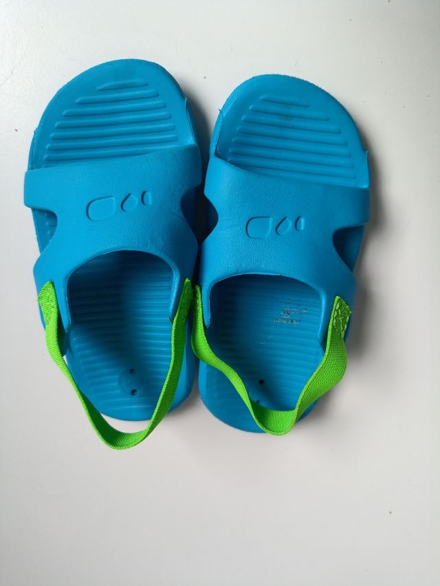 Chanclas niño azul con tira verde