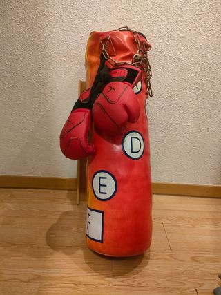 Saco de boxeo rojo con guantes
