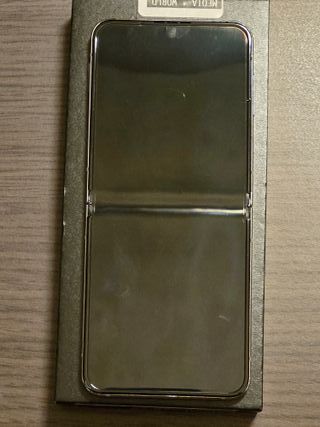 Samsung Galaxy Z Flip 5 512 GB con accessori