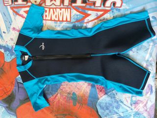 Neopreno Spyro 6 años azul y negro. 