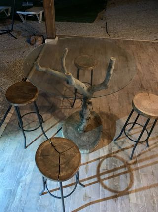 Mesa redonda cristal y madera con taburetes